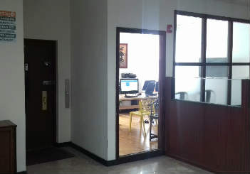 369 纽约网站设计 的办公室门口,门口正对着的就是一台正在工作中的电脑,里面有着高深的技术的代码