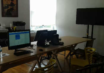 369 纽约网页设计 的办公室内部,4台工作电脑和一台大屏幕的展视型显示器,两个大大的窗,小小的办公室还算是五脏俱全